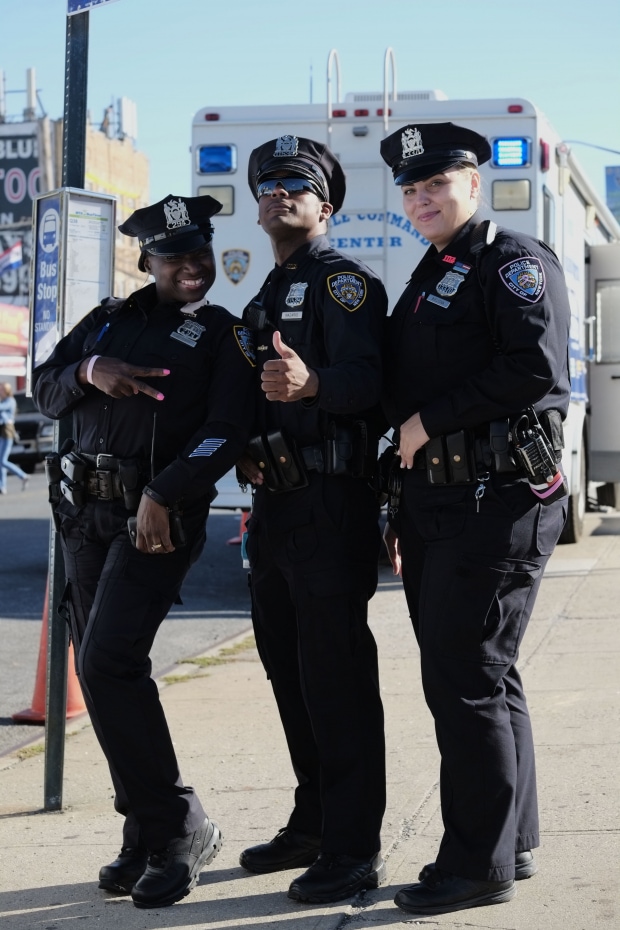 America In Motion. Metropolitan Ave, NYPD New York. Quest - Im Wandel Der Zeit. Oliver Lins