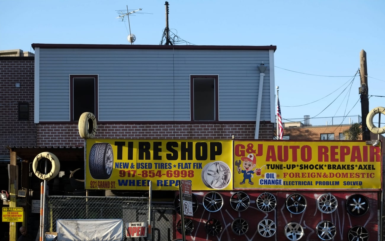 America In Motion. Metropolitan Ave, Tire Shop Auto Repair, New York. Quest - Im Wandel Der Zeit. Oliver Lins