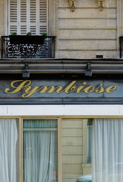 Streets Of Paris Signage. Quest - Im Wandel Der Zeit. Oliver Lins