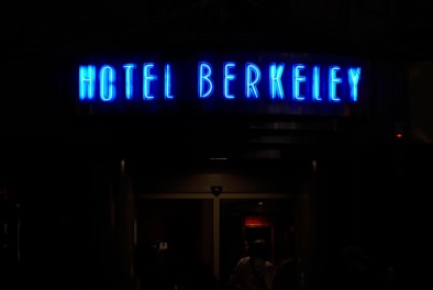 Neon Hotel Berkeley Montparnasse - Oliver Lins, Quest - Im Wandel der Zeit