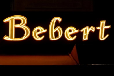Neon signs Chez Bebert Montparnasse - Oliver Lins, Quest - Im Wandel der Zeit