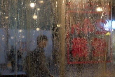 Umbrellas in rainy Tokyo - Blade Runner - Dangerous Days - By Oliver Lins, Invading Spaces | Quest - Im Wandel der Zeit