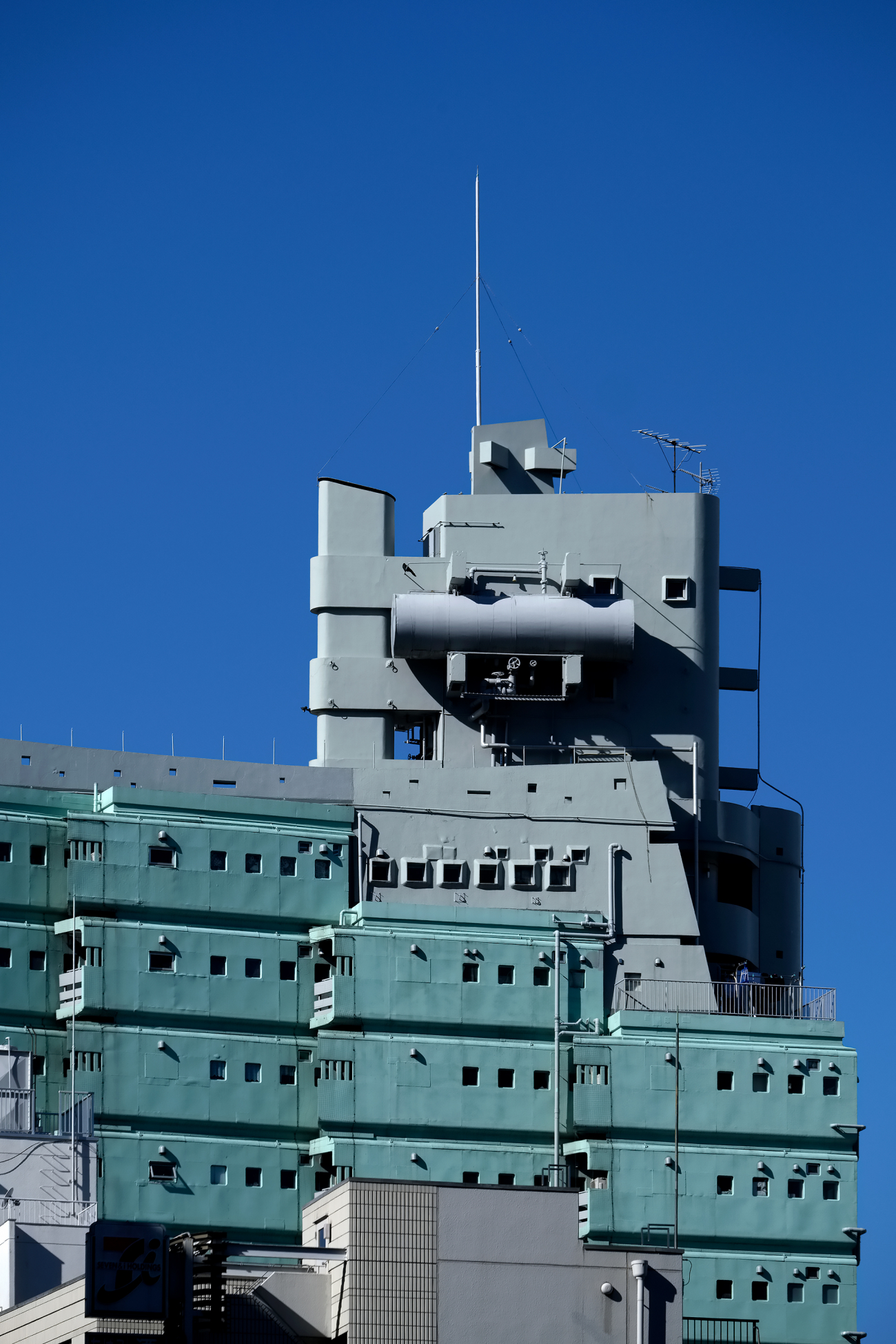 Gunkan Higashi Shinjuku - Quest - Oliver Lins