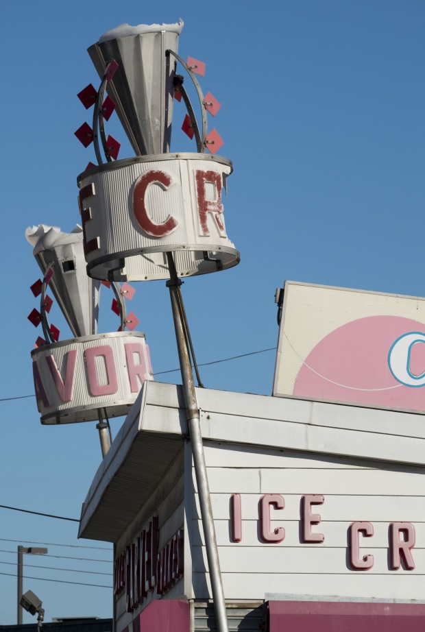 America In Motion. Metropolitan Ave, Carvel Ice Cream Cakes, New York. Quest - Im Wandel Der Zeit. Oliver Lins