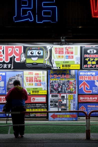 Blade Runner | Dangerous Days 05 | Oliver Lins - Japanese OOH advertising - Shopping - Neon Yodobashi storefront